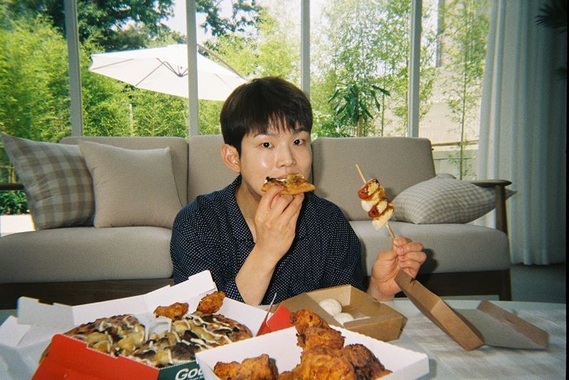 Singer Paul Kim shows off cute MukbangPaul Kim posted a photo on his Instagram account on July 10.The photo shows Paul Kim eating with pizza and soduksook skewers in both hands, Paul Kim staring at the camera with his eyes round.Paul Kims smug features catch the eye.The fans who responded to the photos responded such as I am a bite, It is so cute and It is a real heart.