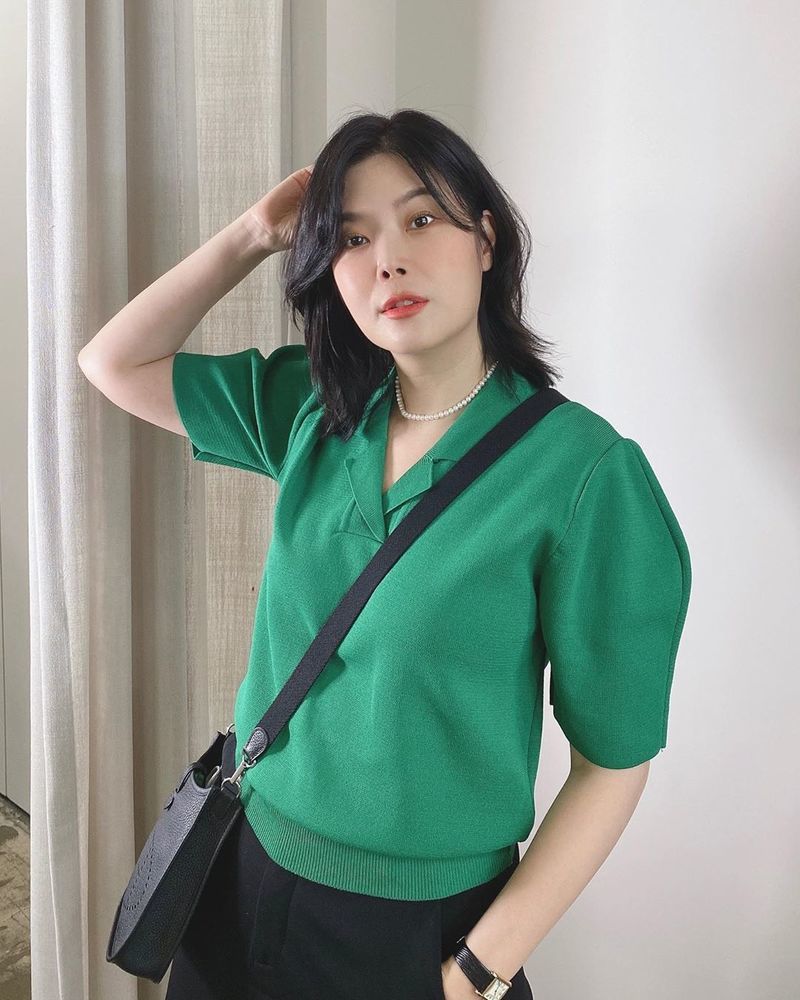 Lyn revealed the more beautiful current situation.Singer Lyn posted photos and videos with emoticons on her Instagram account on July 10.Lyn in the photo poses in a green knit; he stunned fans with his cool features and mannequin figure.han jung-won