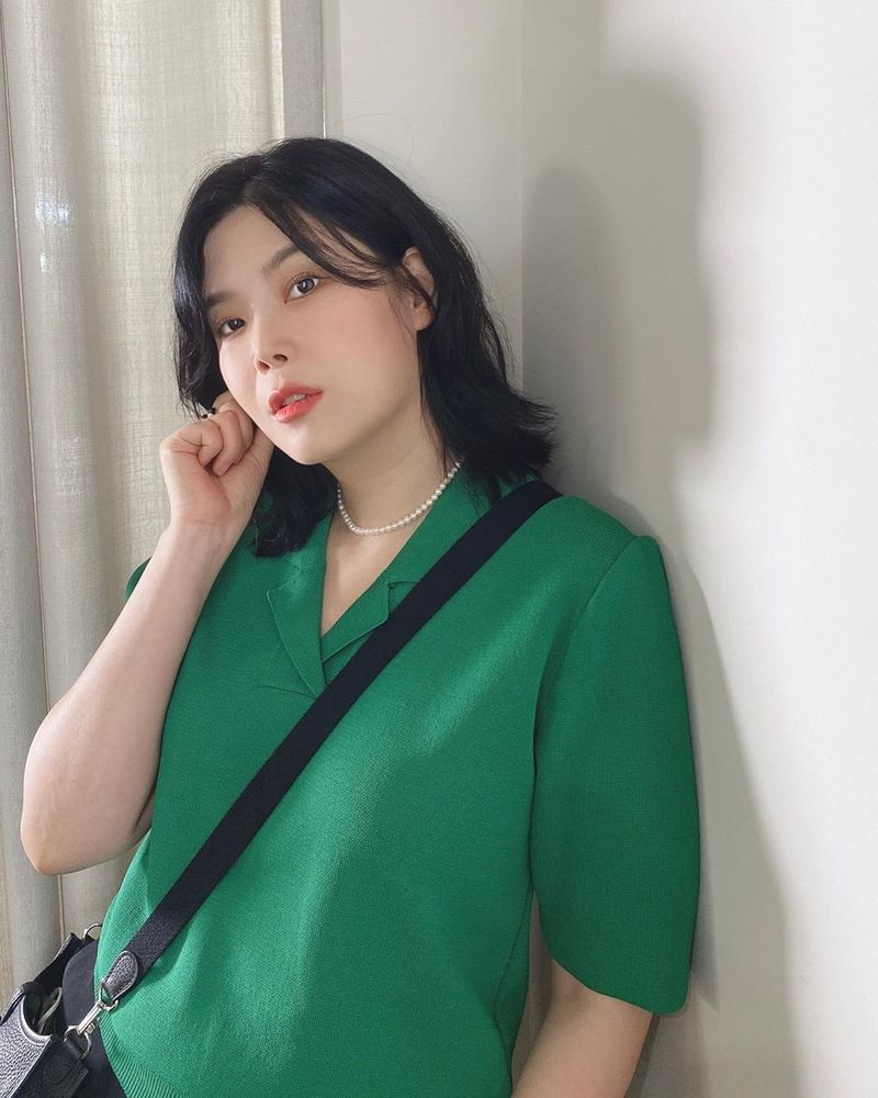 Lyn revealed the more beautiful current situation.Singer Lyn posted photos and videos with emoticons on her Instagram account on July 10.Lyn in the photo poses in a green knit; he stunned fans with his cool features and mannequin figure.han jung-won