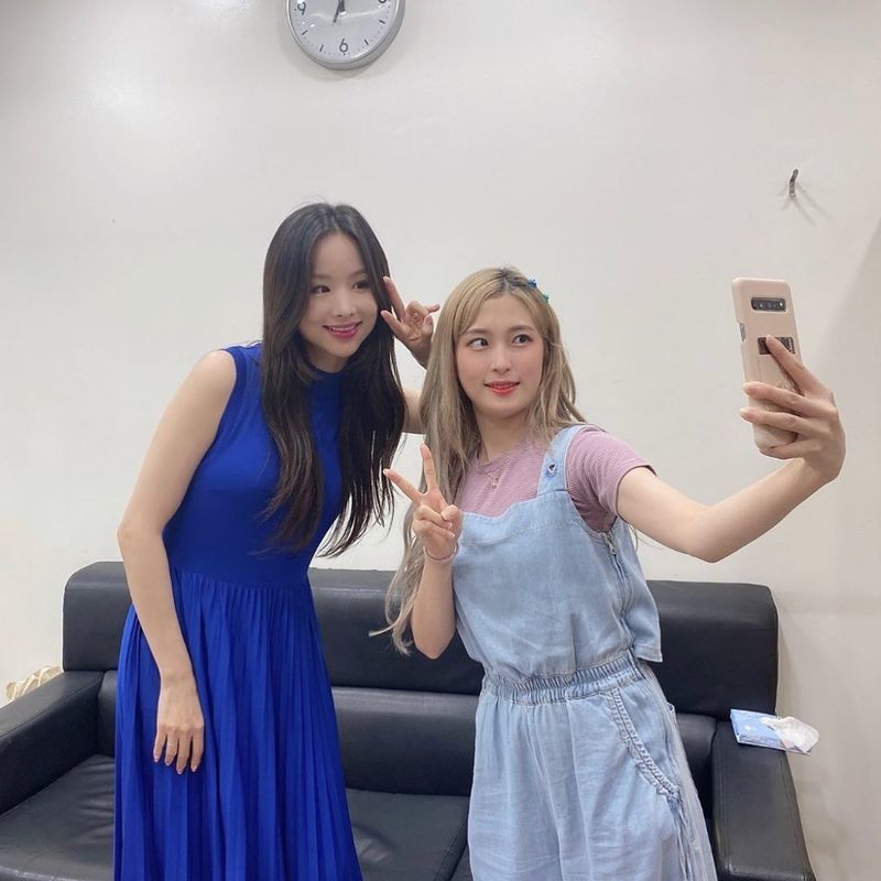 Group EXID leader Solji met with BJ Ziyan Yang.Solji wrote on his Instagram account on July 10, It was a great time with our Ziyan Yang. Thank you, Pang Mae. Daily Manager.The best manager, he posted a picture.Inside the photo was a picture of Ziyan Yang and Solji taking selfie pictures; Ziyan Yang and Solji are smiling brightly, taking a V-pose.The cheerful atmosphere of Ziyan Yang and Solji catches the eye.delay stock