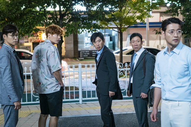 A gust of wind gusts blows through Yoo Jun-sang and the Friends second half of their lives.JTBCs new gilt drama Elegant Friends (played by Park Hyo-yeon and Kim Kyung-sun/directed by Song Hyun-wook and Park So-yeon) unveiled the moment of the reversal of the worlds ordinary and pleasant Material five people on July 10.In addition, the site of the moon-night drunk talk of Ahn Gung-cheol (Yoo Jun-sang) and Chun Man-sik (Kim Won-hae) was also revealed.Elegant Friends is a mystery drama about 20 years old Friends and their couples who have cracked in peaceful everyday life due to the sudden death of Friend.The change of those who have been in a storm in their calm life will give a pleasant sympathy and stimulate a thrilling suspense.The photos released ahead of the first broadcast include Angungcheol, 20-year-old Jigi Jung Jae-hoon (Bae Soo-bin), Cho Hyung-woo (Kim Sung-oh), Park Chun-bok (Jung Seok-yong), and Chun Man-siks turbulent end of the day.Those who were previously summoned to the Earthquake have no squirrel beauty, and the 180-degree change of posture stimulates curiosity.Here is also the extraordinary crowd kneeling in front of the earth, and the magnificent appearance of the five Friends watching it.If you unite, you will be more curious about the daily life of the five people who cause the accident.The scene of the conversation between Ahn and Ten Man-sik, where everyone in the photo is separated and left alone, attracts attention.It is very serious to see him bring out my story as if he was determined.What is his secret that he was trying to tell only to Ahn, and the story of a funny middle-aged man, a specimen of the time, is also focused on the story.The crew of the Elegant Friends said, The realistic daily life of the Angungcheol, your friend, and these couples is drawn.Those who were in the middle of life at half-time and knew that everything would be solid and solid will be in the best crisis and the crack will begin, so please dont miss it and watch it.10:50 p.m. on the 10thminjee Lee