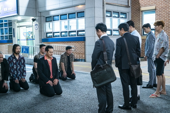 A gust of wind gusts blows through Yoo Jun-sang and the Friends second half of their lives.JTBCs new gilt drama Elegant Friends (played by Park Hyo-yeon and Kim Kyung-sun/directed by Song Hyun-wook and Park So-yeon) unveiled the moment of the reversal of the worlds ordinary and pleasant Material five people on July 10.In addition, the site of the moon-night drunk talk of Ahn Gung-cheol (Yoo Jun-sang) and Chun Man-sik (Kim Won-hae) was also revealed.Elegant Friends is a mystery drama about 20 years old Friends and their couples who have cracked in peaceful everyday life due to the sudden death of Friend.The change of those who have been in a storm in their calm life will give a pleasant sympathy and stimulate a thrilling suspense.The photos released ahead of the first broadcast include Angungcheol, 20-year-old Jigi Jung Jae-hoon (Bae Soo-bin), Cho Hyung-woo (Kim Sung-oh), Park Chun-bok (Jung Seok-yong), and Chun Man-siks turbulent end of the day.Those who were previously summoned to the Earthquake have no squirrel beauty, and the 180-degree change of posture stimulates curiosity.Here is also the extraordinary crowd kneeling in front of the earth, and the magnificent appearance of the five Friends watching it.If you unite, you will be more curious about the daily life of the five people who cause the accident.The scene of the conversation between Ahn and Ten Man-sik, where everyone in the photo is separated and left alone, attracts attention.It is very serious to see him bring out my story as if he was determined.What is his secret that he was trying to tell only to Ahn, and the story of a funny middle-aged man, a specimen of the time, is also focused on the story.The crew of the Elegant Friends said, The realistic daily life of the Angungcheol, your friend, and these couples is drawn.Those who were in the middle of life at half-time and knew that everything would be solid and solid will be in the best crisis and the crack will begin, so please dont miss it and watch it.10:50 p.m. on the 10thminjee Lee