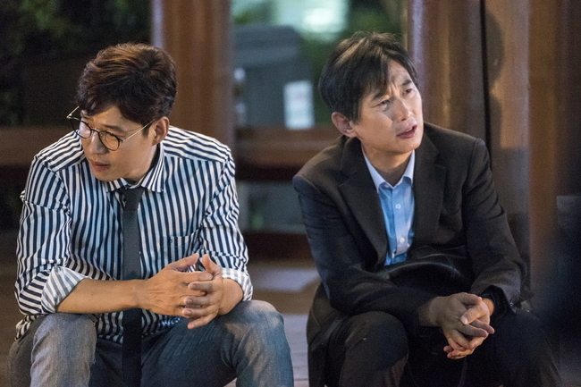 A gust of wind gusts blows through Yoo Jun-sang and the Friends second half of their lives.JTBCs new gilt drama Elegant Friends (played by Park Hyo-yeon and Kim Kyung-sun/directed by Song Hyun-wook and Park So-yeon) unveiled the moment of the reversal of the worlds ordinary and pleasant Material five people on July 10.In addition, the site of the moon-night drunk talk of Ahn Gung-cheol (Yoo Jun-sang) and Chun Man-sik (Kim Won-hae) was also revealed.Elegant Friends is a mystery drama about 20 years old Friends and their couples who have cracked in peaceful everyday life due to the sudden death of Friend.The change of those who have been in a storm in their calm life will give a pleasant sympathy and stimulate a thrilling suspense.The photos released ahead of the first broadcast include Angungcheol, 20-year-old Jigi Jung Jae-hoon (Bae Soo-bin), Cho Hyung-woo (Kim Sung-oh), Park Chun-bok (Jung Seok-yong), and Chun Man-siks turbulent end of the day.Those who were previously summoned to the Earthquake have no squirrel beauty, and the 180-degree change of posture stimulates curiosity.Here is also the extraordinary crowd kneeling in front of the earth, and the magnificent appearance of the five Friends watching it.If you unite, you will be more curious about the daily life of the five people who cause the accident.The scene of the conversation between Ahn and Ten Man-sik, where everyone in the photo is separated and left alone, attracts attention.It is very serious to see him bring out my story as if he was determined.What is his secret that he was trying to tell only to Ahn, and the story of a funny middle-aged man, a specimen of the time, is also focused on the story.The crew of the Elegant Friends said, The realistic daily life of the Angungcheol, your friend, and these couples is drawn.Those who were in the middle of life at half-time and knew that everything would be solid and solid will be in the best crisis and the crack will begin, so please dont miss it and watch it.10:50 p.m. on the 10thminjee Lee
