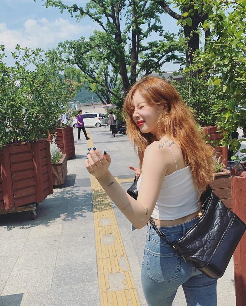 Singer Hyuna shares sweet current status with DawnHyuna posted several photos on her personal Instagram account on July 9.In the photo, Hyuna boasts a slim figure with tight white sleeveless and jeans.A lovely smile toward the camera, and the beauty of Hyuna, who sits on a bench and looks at the distant mountain, stands out.Hyunas routine, enjoying Dawn and Date, has made her smile warm.park jung-min