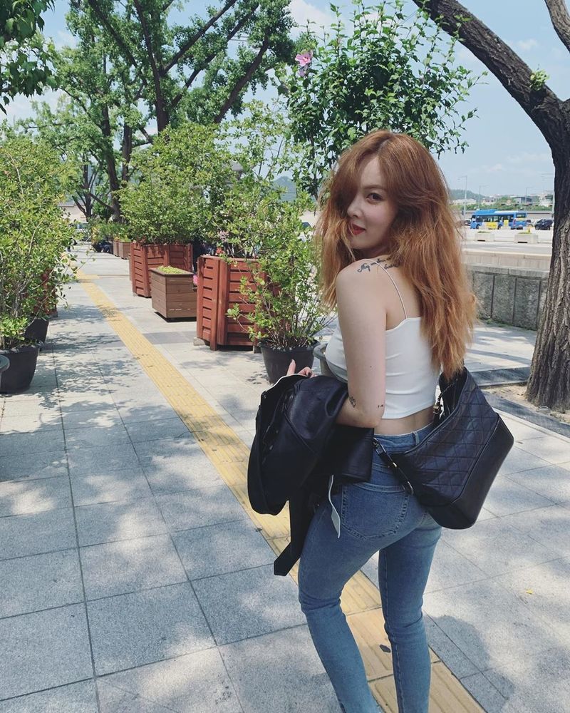 Singer Hyuna shares sweet current status with DawnHyuna posted several photos on her personal Instagram account on July 9.In the photo, Hyuna boasts a slim figure with tight white sleeveless and jeans.A lovely smile toward the camera, and the beauty of Hyuna, who sits on a bench and looks at the distant mountain, stands out.Hyunas routine, enjoying Dawn and Date, has made her smile warm.park jung-min