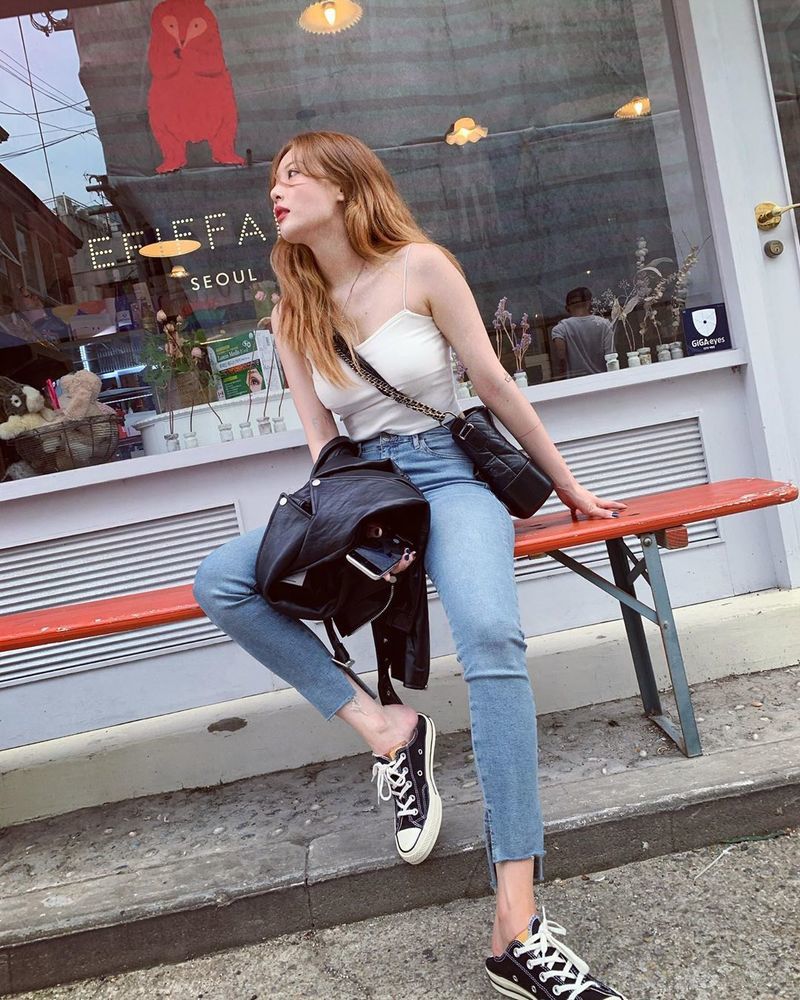 Singer Hyuna shares sweet current status with DawnHyuna posted several photos on her personal Instagram account on July 9.In the photo, Hyuna boasts a slim figure with tight white sleeveless and jeans.A lovely smile toward the camera, and the beauty of Hyuna, who sits on a bench and looks at the distant mountain, stands out.Hyunas routine, enjoying Dawn and Date, has made her smile warm.park jung-min