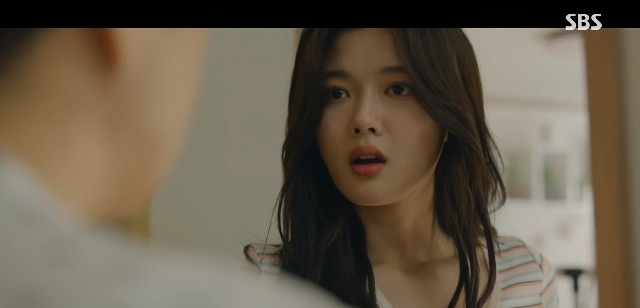Kim Yoo-jung was chartered.In the 7th episode of SBS gilt drama Convenience store morning star (playplay by Son Geun-joo, director Lee Myung-woo), which was broadcast on July 10, Jung Sae-byeol (Kim Yoo-jung), who informed him that he would quit the Convenience store, was portrayed.Choi Dae-heon (played by Ji Chang-wook) was greatly embarrassed by the unexpected remark: Choi Dae-heon said, Would you like an hourly raise? 500 won?, but the star pushed Choi Dae-heon firmly.But Danger came to the discharged star, and the questionant woman who came into the house of the star said, The girl was scammed like other houses.After that, the star went to other fraudulent houses and police stations, but there was no answer, and I was not sure if I could get the deposit back.