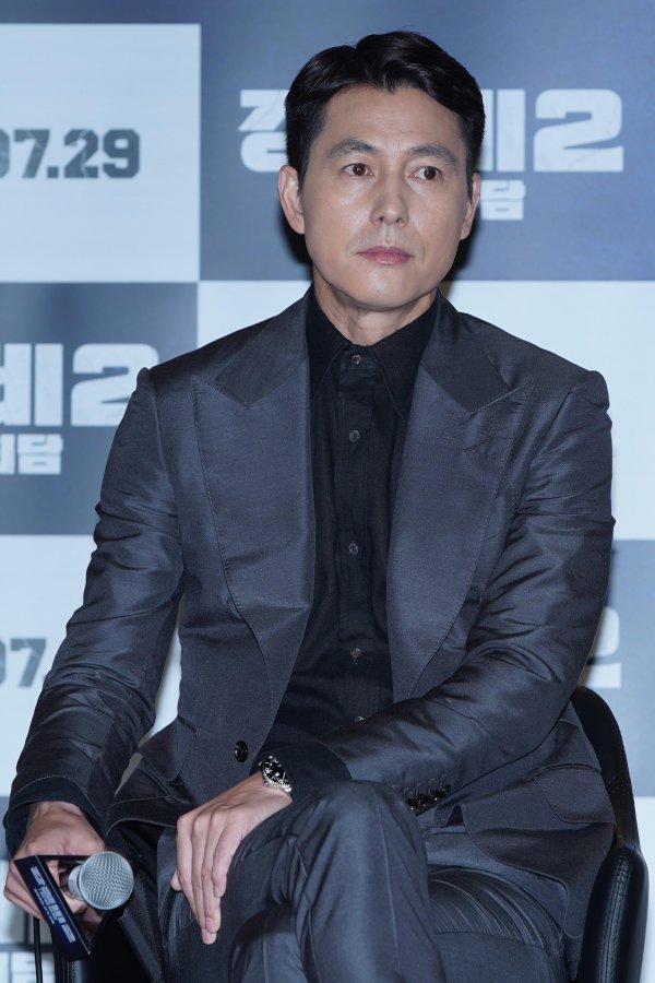 On the 10th, Jung Woo-sung said, Jung Woo-sung decided to appear on TVN You Quiz on the Block.Were finalizing the shooting date, he said.Jung Woo-sung is reported to appear in the Steel Rain 2: Summit promotional car program, which will be released on the 29th.It is noteworthy what kind of talk he will meet with Yoo Jae-Suk and Jo Se-ho, who boasted of his dedication in a genuine conversation and witty tone in the entertainment program.In particular, he appeared in Infinite Challenge to promote Jung Woo-sung and Asura in 2016 and met with Yoo Jae-Suk.Chemie is also expected as the two of them are The Slap in four years.Meanwhile, Steel Rain 2: Summit starring Jung Woo-sung is a story about the crisis before the war that takes place after the three leaders were kidnapped by the Norths nuclear submarine in a coup detat during the North and South American Summit.Jung Woo-sung, Kwak Do-won, Yoo Yeon-seok, and Angus McFadden star. Open July 29.