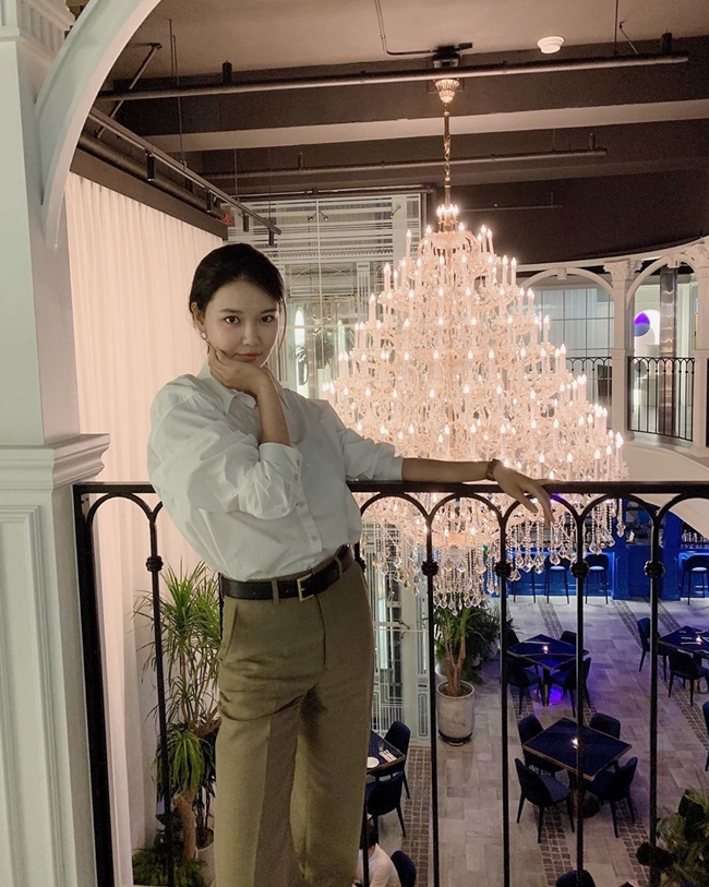 Sooyoung posted a picture on his instagram on the 9th with a light bulb emoticon.The photo showed a swim with a colorful chandelier lighting in the background, and the swim was a neat and chic charm in a white shirt and cotton pants.The netizens who responded to this responded such as It is so beautiful, It is really big in the eyes and I have a happy time.Meanwhile, Sooyoung is in public relationship with Actor Jung Kyung-ho. She will appear in the JTBC drama Run On scheduled to air in the second half of this year.