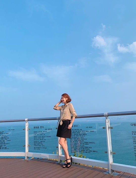 So Yi-hyun has shared a relaxed current situation.So Yi-hyun uploaded several photos on his instagram on the 9th with the article Oh cool.So Yi-hyun in the public photo poses in the background of the sea that is cool even if it is seen.So Yi-hyuns slender body and Hwasa Smile, which makes the viewer feel good, catch the eye.So Yi-hyun, meanwhile, has two daughters, Actor In Gyo-jin and marriage.Photo: So Yi-hyun Instagram
