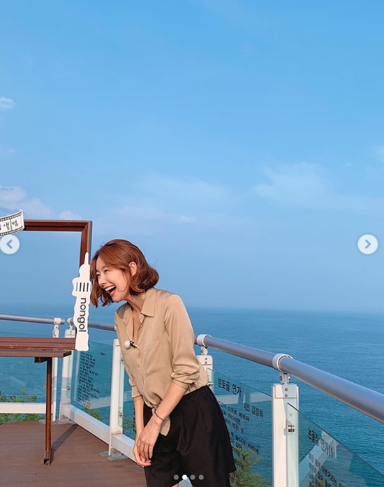 So Yi-hyun has shared a relaxed current situation.So Yi-hyun uploaded several photos on his instagram on the 9th with the article Oh cool.So Yi-hyun in the public photo poses in the background of the sea that is cool even if it is seen.So Yi-hyuns slender body and Hwasa Smile, which makes the viewer feel good, catch the eye.So Yi-hyun, meanwhile, has two daughters, Actor In Gyo-jin and marriage.Photo: So Yi-hyun Instagram
