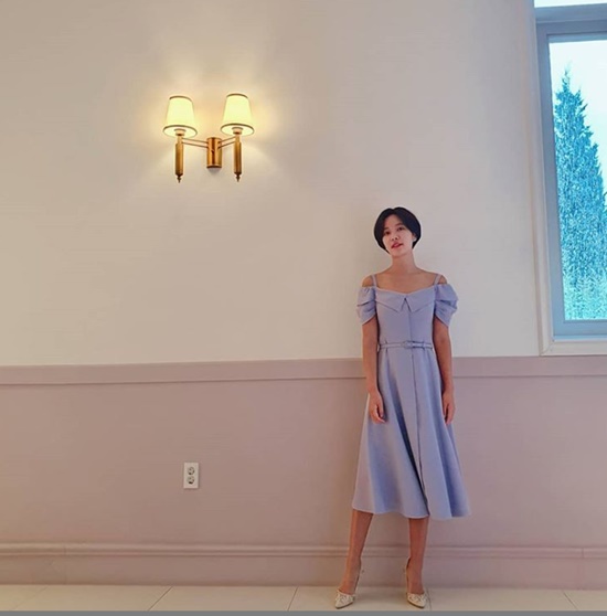 Hwang Jung-eum flaunted her innocent visualsHwang Jung-eum uploaded a picture to his Instagram on the 10th.In the open photo, Hwang Jung-eum is looking at Camera while wearing an off-shoulder dress in violet color.The perfect proportions that blend with the small face of Hwang Jung-eum, the slender shoulders and the straight collarbone, are admirable.Especially, the pure beautiful look of Hwang Jung-eum, who looks at Camera and smiles lightly, stands out.The styling of Hwang Jung-eum, which is gorgeous in the background of pastel-ton walls, catches the eye.On the other hand, Hwang Jung-eum is appearing on KBS 2TV monthly drama He is the guy.Photo: Hwang Jung-eum Instagram