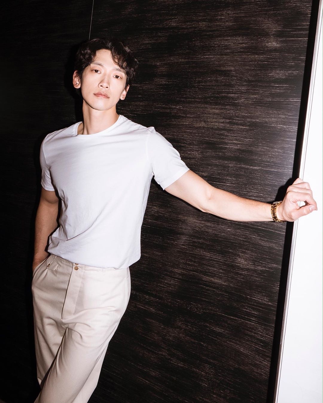 Singer Rain shared a warm day.Rain posted a picture on his Instagram on the 10th.In the open photo, Rain is staring at the camera, posing with one hand on the wall and one hand in his pants pocket.Rains broad shoulders and warm physicals capture the attention of the viewers.Rain forms a mixed dance group Spout Three with Yoo Jae-seok and Lee Hyori in MBC entertainment What do you do when you play?Photo: Rain Instagram