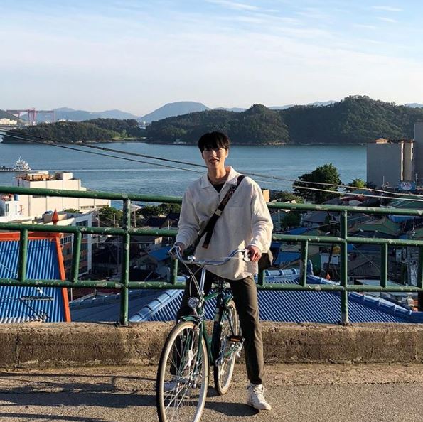 Actor Lee Jae-wook showed off her warm charmLee Jae-wook posted a picture on his 10th day with an article entitled Walking on his instagram.Lee Jae-wook in the open photo stares at the camera while riding on a bicycle in the background of the village where Sea is seen.He added a warm atmosphere with a perfect proportion and bright smile reminiscent of the model.Meanwhile, KBS 2TV Drama Dodo Solar Solsol, starring Lee Jae-wook, will be airing on August 26th.Photo: Lee Jae-wook SNS