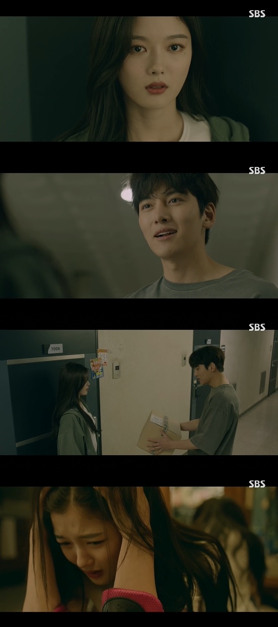 Convenience store morning star Ji Chang-wook handed Kim Yoo-jung a gift.In the 7th episode of SBS gilt drama The Convenience Store Morning Star broadcasted on the 10th, Kim Yoo-jung, who received a gift from Choi Dae-heon (Ji Chang-wook), was portrayed.Choi Dae-heon said that he would go to the house, saying that he had left something behind. The star in the Golden Rain (Seoyehwa) ran to the front of the house.Choi Dae-heon asked Jeong Sae-byeol for the real reason she quit the convenience store: Choi Dae-heon said, I was the first employee I picked, and I thought I should know why.Is there another reason? The star said, Money. Choi Dae-heon handed over the gift he had bought to give to the star, saying, Thank you for working with me so much, and the convenience store was good. It was a guard.After Choi Dae-heon returned, the star said, Why do you give me this? Id rather swear at me.Photo = SBS Broadcasting Screen