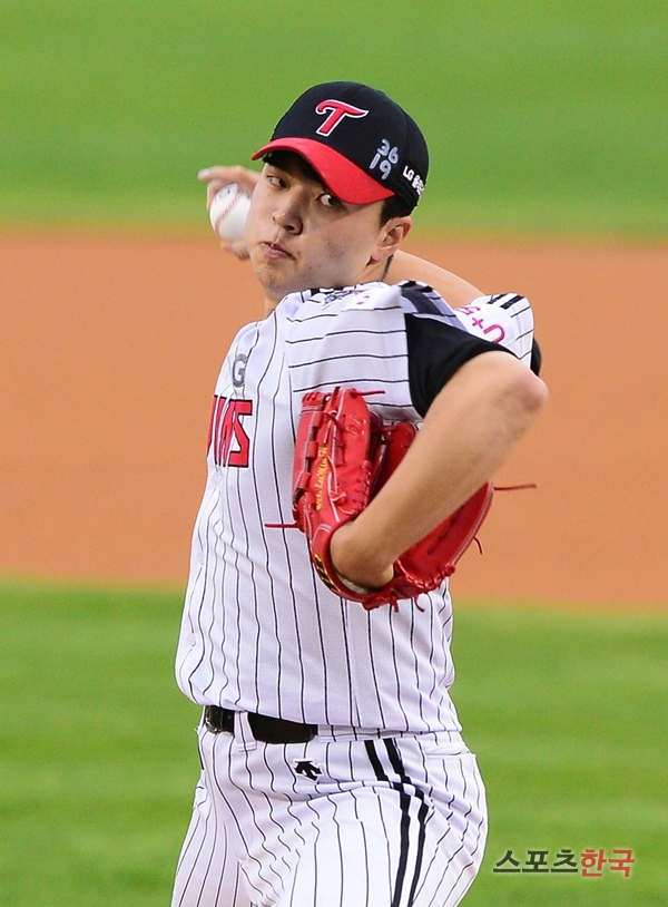 With the victory and defeat of Kyonggi, LG was able to make a happy look at the performance of rookie Lee Min-ho.LG Lee Min-ho started in the Kyonggi game against NC at Jamsil-dongBaseball Park in Seoul on the 11th, throwing 108 pitches in 6.2 innings, allowing three runs and three walks in four hits and four walks (two earned).The day before, LG lost 2-12 to NC, and both of them were completely behind NC.However, the day took Kyonggi in favor thanks to the performance of starter Lee Min-ho.It was not easy in the first inning.He walked in the lead hitter Park Min-woo and gave up a ball to Kwon Hee Dong, who was followed by a hitter, and gave up two runs in succession to Altair and Nojin Hyuk.But he started to catch the feeling slowly from the second inning, and after the first game, he gave up a heavy hit to Park Min-woo, but he handled Kwon Hee Dong and Park Seok-min as a bumper.He then finished the innings with a three-way walk in both the third and fourth.In the meantime, Lee Min-ho made a better effort by winning two points in the second inning, one in the third inning, and two in the fourth inning.He gave Hit to Park Min-woo, the lead hitter in the fifth inning, but he overcame the batter.In the sixth inning, Altair and Nojinhyuk were struck out in succession, and the eighth inning was finished with an outfield flyer.It was Bonnie Wright as the opponent on the day; he is a three-star player for the UEFA Champions League leaders.Lee Min-ho, by comparison, is close to a fifth pick at LG, too.But I did. The anxiety of the early days gradually disappeared over the innings, and over the middle of Kyonggi, I regained my slack.He came out to the seventh inning to reduce Bullpens burden to a minimum, and even if he was right, he played head-on with a bold throw, with only two walks in the first and sixth innings, all combined.Even when meeting the UEFA Champions League leaders, Lee Min-ho did not feel intimidated and sprinkled his ball.Rather, the opponent Bonnie Wright was clear compared to the early steel sheet with only 2.1 innings.Although Tim Bullpen gave up three points in the second half, going 6-3 to 6-6 in the stretch, becoming a draw and missing the winning Pitcher title, Lee Min-hos cheerful pitching was very impressive, leaving the win and loss.-Shit Issuer: This is the issue maker, who is good or bad, sometimes too popping to focus on the person who will be the main character. -