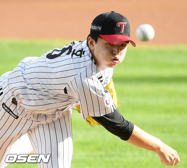 LG rookie pitcher Lee Min-ho (19) threw well and missed the victory due to a bullpens turbulence.Lee Min-ho made his debut as a starting pitcher in the Kyonggi against NC at the Jamsil-dong Stadium in Seoul on the 11th, and he had three runs (2 earned) in four hits, four walks, one walk and four strikeouts in 623 innings.108 pitches; fastballs (68) and sliders (32) up to 147 km, and occasionally used curves (6) and forks (2).It was Danger in the first inning; he was driven to the bases with only a sassage without Hit.Park Min-woo had a walk, Kwon Hee Dong had a fit ball, Yang Eui-ji had a walk, and Altair had a two-run left-handed hit.He then hit a heavy hit with a RBI hit by Noh Jin-hyuk.In the first and third bases, Kang Jin Sung hit a grounder and tagged the third baseman in the home, and finished the inning with a third baseman grounder.He struck out Kim Sung-wook in the second inning and hit a heavy hit by Park Min-woo.Kwon Hee Dongs batting was caught just in front of the right fence, and Park Sok-min was in-N-Out Burger with a third baseman straight.Three and four times were three times out. All three batters were treated as center fielders.He also allowed a heavy hitter, Park Min-woo, in the fifth inning, but struck out Kwon Hee Dong, Park Sok-min, catcher Paul Fly and Yang Eui-ji as center fielders.He struck out Altair and No Jin-hyuk in the sixth inning, and sent Kang Jin Sung out on a walk, but turned Mo Chang-min back to left fielder.In the seventh, Kim Sung-wook and Park Min-woo caught 2In-N-Out Burger with a center fielder and sent Kwon Hee Dong out on walks.The LG bench replaced the pitcher with Ko Woo-suk.With a 6-3 lead, he passed the ball to the bullpen, and LG allowed Kim Dae-hyun to tie the home run in the eighth inning with a 6-6 tie.Lee Min-hos victory flew away, and Kyonggi ended in a 12-time draw over extended lengths.
