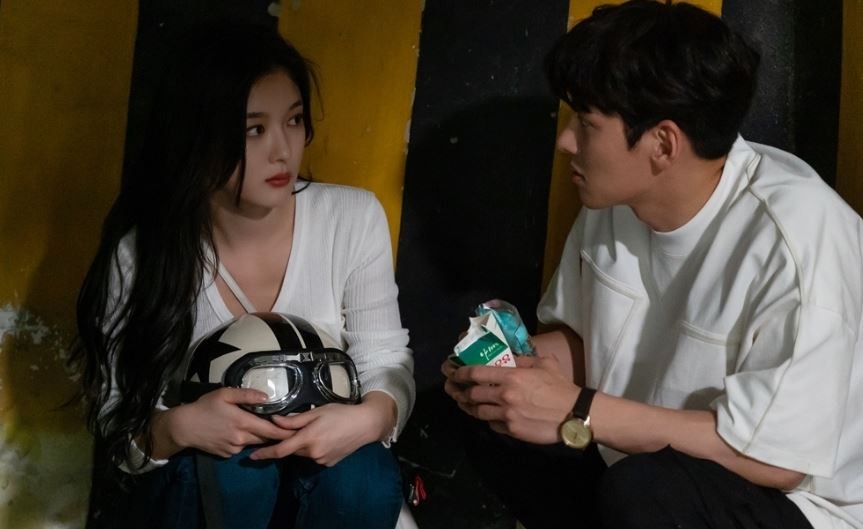 The close undercover scene of Ji Chang-wook and Kim Yoo-jung, the Convenience store morning star, was captured.In the 8th episode of SBS gilt drama Convenience store morning star (playplay by Son Geun-joo, director Lee Myung-woo), which will be broadcast on the 11th, the appearance of Kim Yoo-jung, who entered the house of Choi Dae-heon (Ji Chang-wook), is foreseen and is making him expect an exciting development to unfold in the future.There is a reason why the star came into Choi Dae-heons house. The star came out of the house where he lived in a real estate fraud.The unattended star wanders around with his brother, such as a friends house and a jjimjilbang, and eventually stays at Choi Dae-heons house by Choi Dae-heons mother, Gong Bun-hee (Kim Sun-young).Choi Dae-heon is scheduled to go out to catch the real estate owner who cheated on the star.In this regard, the production team of Convenience store Morning Star is raising questions by releasing the 8th scene where Choi Dae-heon and Jeong Sae-sung were lurking together.Choi Dae-heon and Jung-Sun star in the public photo are facing each other in the corner of the alley in the middle of the night.Choi Dae-heon, who is hiding behind the wall and urgently calling the star, is full of triviality and the charm of the star that came on the bike is prepared and laughed.Above all, the two people are lurking together and lurking.Choi Dae-heon, a star star, squats down from peoples eyes and talks, and sticks to the wall of the building and looks somewhere.The appearance of those who seem surprised to see something makes them wonder what happened during the incubation.The production team said, Choi Dae-heon is grumbling about living with the star, but he leads and helps the stars work more than anyone else.We will see two people getting a little closer to the chase after the real estate fraudster, and a strange atmosphere between the two people, he said, raising his curiosity about the broadcast on the 8th.