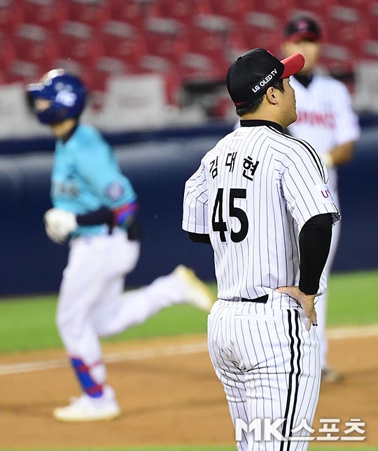 It doesnt work out if it doesnt. Its the LG Twins, which are having the worst July, with Kyonggi, who seemed to have won.LG tied the Kyonggi with NC Dynos in the 2020 KBO League at the Jamsil-dong Baseball Stadium in Seoul on the 11th, 6-6 after 12 extensions.It was the first Draw Kyonggi of the 2020 season.With Draw on the day, LG failed to recapture fourth place.It is a difference between the 6th Samsung Lions (30 wins, 29 losses) and 1 Kyonggi with 30 wins, 1 draw, 27 losses, but it was 1 Kyonggi difference from the 4th KIA Tigers (30 wins, 25 losses).Moreover, there was also a welcome scene where Ko Woo Seok recovered from the injury on the day.In the seventh inning, Lee Min-ho sent out Kwon Hee-dong with a walk after two outs, and LG lowered Lee Min-ho and raised Ko Woo Seok.It was a return in 62 days after the one NC match on May 10th.Ko Woo Seok suffered a knee injury on May 14 in the process of unwinding from the bullpen, and underwent a left knee meniscus cartilage partial resection and went into rehabilitation.It was expected to take about three months in the first place, but the rehabilitation period was reduced due to a rapid recovery.Ko Woo Seok allowed Park Seok-min to hit and hit the first and second bases, but he handled the difficult Yangji with a right field flyer and turned off the fire.He threw five balls, and the top arrest of the Four Sim fastball came up to 151km.In the eighth inning, however, Kim Dae-hyun climbed to the Mound, and Aaron Altair had a solo homer and Kim Sung-wook had a two-run homer to allow the tie.For LG, it was a result of growing regret that Ko Woo Seok was not posted in the eighth inning.Ryu Jung-il, who is the first to be in the league after injury, may have been in the process of using it for a line that is not unreasonable, but LGs typical scene, which has not been released recently, has been reenacted again.LG, which chased the leading NC by rushing to second place by mid-June, started a sharp decline as it lost seven consecutive games at the end of June.In July, he added only two wins, adding seven defeats and one draw; Julys odds are the last of the 10 clubs.If the result of the return from the injury and the victory, LG, which could have been on the rise, is more painful on the day.LG, which has been a strong player in winning this season, is playing in the middle class, but it is not a bright prospect for the race since then.LG is not too easy to solve even if it is not released.