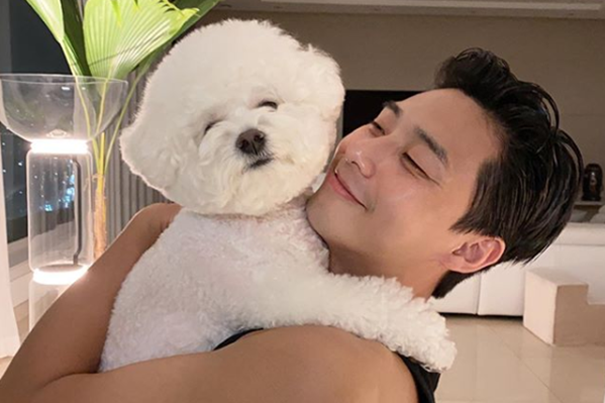 Actor Park Seo-joon reveals his happy appearance with Pet SimbaPark Seo-joon posted a picture on Instagram on the 12th with an article entitled Sunday night vibes.Park Seo-joon in the photo is holding Pet Simba in his arms and showing a pleasant smile.Park Seo-joon and Simbas affectionate appearance is gaining explosive response from domestic and foreign fans.The post received more than 3.3 million recommendations in 13 hours and more than 100,000 comments.Park Seo-joon, meanwhile, will appear in Lee Byung-huns new film Dream (Gase) as his next film.
