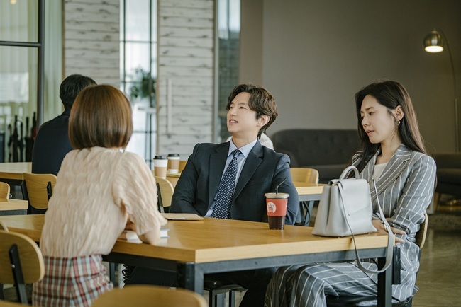 Actor Kwon Yul makes a special appearance in Family.TVNs monthly drama Family. (directed by Kwon Young-il/playplayed by Kim Eun-jung/hereinafter, Family.) was held on July 13th with unexpected connections, Kim Eun-hee (Yeri Han), Kim Eun-joo (Choo Ja-hyun), sister and Yuko Fueki (Kwon Yul Bun) ) the meeting was made public.The subtle awkward atmosphere of the three makes me more curious about the appearance of New Face Yuko Fueki.Family. has left only four times to the end of the show, and the five families who have built up a wall of misunderstandings with secrets that they could not tell have changed as they faced each others pain and sincerity.The appearance of the family who started to hurt their wounds in their own way gave a deep afterglow beyond empathy.Kim Eun-hee and Park Chan-hyuk (Kim Ji-seok) confirmed their feelings more than friendship toward each other, but again drew the line Friend.Kim Eun-joo is preparing for a new beginning with the identity of Husband Yoon Tae-hyung (Kim Tae-hoon) and his birth secret.Kim Sang-sik (Jung Jin-young) and Lee (Won Mi-kyung) also changed. They wanted to build new memories rather than resenting the wrong years.I enjoyed the little happiness that I had not enjoyed in the past and confirmed my mind by filling the gap of time away.The time that passed is irreversible, but the couple promised to spend the future time without regret has regained the time of youth.But as soon as happiness was in hand, around the long way, Kim Sang-sik was shocked when he fell in front of Lee.Attention is drawn to the ending of what kind of story the change that I encountered in the port of commerce, which left only four times, will solve.The appearance of a new person stimulates curiosity. The photo shows Yuko Fueki, who emits an extraordinary presence with a smile.Kim Eun-hee and Yuko Fueki, who are talking to each other as if they met a soul mate despite the disapproving Kim Eun-joos gaze, smile.Yuko Fueki is already looking forward to what kind of performance he will play between silver sisters.Kwon Yul, who has been loved from genres to comics and romance, is expected to offer a different charm with Yuko Fueki.bak-beauty