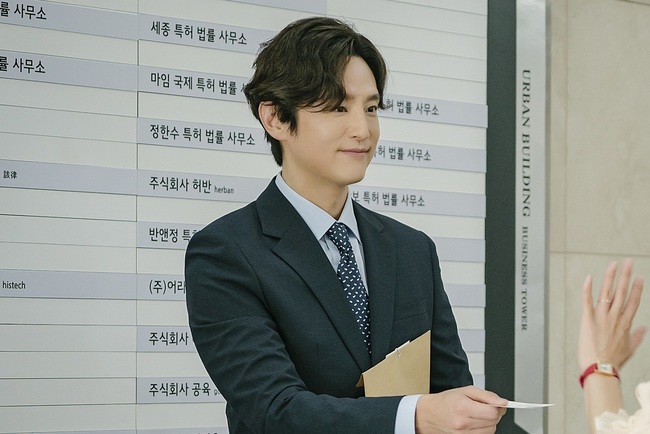 Actor Kwon Yul makes a special appearance in Family.TVNs monthly drama Family. (directed by Kwon Young-il/playplayed by Kim Eun-jung/hereinafter, Family.) was held on July 13th with unexpected connections, Kim Eun-hee (Yeri Han), Kim Eun-joo (Choo Ja-hyun), sister and Yuko Fueki (Kwon Yul Bun) ) the meeting was made public.The subtle awkward atmosphere of the three makes me more curious about the appearance of New Face Yuko Fueki.Family. has left only four times to the end of the show, and the five families who have built up a wall of misunderstandings with secrets that they could not tell have changed as they faced each others pain and sincerity.The appearance of the family who started to hurt their wounds in their own way gave a deep afterglow beyond empathy.Kim Eun-hee and Park Chan-hyuk (Kim Ji-seok) confirmed their feelings more than friendship toward each other, but again drew the line Friend.Kim Eun-joo is preparing for a new beginning with the identity of Husband Yoon Tae-hyung (Kim Tae-hoon) and his birth secret.Kim Sang-sik (Jung Jin-young) and Lee (Won Mi-kyung) also changed. They wanted to build new memories rather than resenting the wrong years.I enjoyed the little happiness that I had not enjoyed in the past and confirmed my mind by filling the gap of time away.The time that passed is irreversible, but the couple promised to spend the future time without regret has regained the time of youth.But as soon as happiness was in hand, around the long way, Kim Sang-sik was shocked when he fell in front of Lee.Attention is drawn to the ending of what kind of story the change that I encountered in the port of commerce, which left only four times, will solve.The appearance of a new person stimulates curiosity. The photo shows Yuko Fueki, who emits an extraordinary presence with a smile.Kim Eun-hee and Yuko Fueki, who are talking to each other as if they met a soul mate despite the disapproving Kim Eun-joos gaze, smile.Yuko Fueki is already looking forward to what kind of performance he will play between silver sisters.Kwon Yul, who has been loved from genres to comics and romance, is expected to offer a different charm with Yuko Fueki.bak-beauty