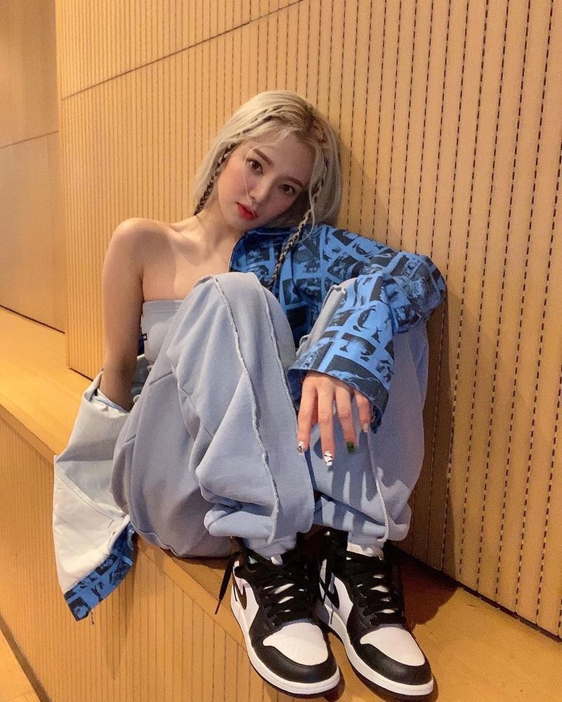 Hyoyeon showed off right angle shoulderGroup Girls Generation member Hyoyeon posted two photos on his instagram on July 13 with the phrase My name is Hyoyeon upside down.In the photo, Hyoyeon reveals his shoulder in a tank top, which thrilled fans with a skinnier figure and beautiful visuals.han jung-won