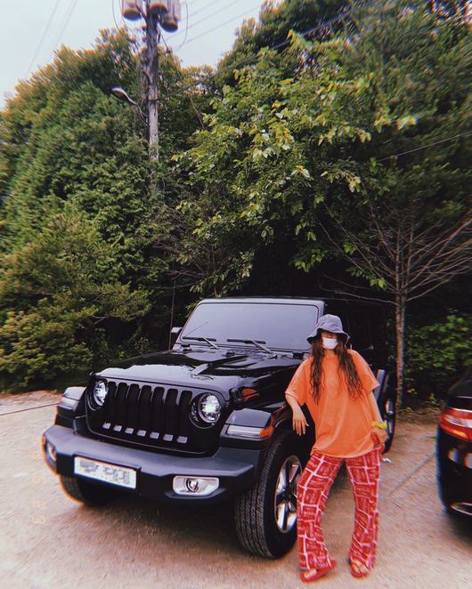 Singer Huang Bo has revealed how he drove a luxury car.Huang Bo posted on his SNS on the 12th, I am in a sleeper wind and I am a soul. If you do not say it, I will go out.In the photo, Huang Bo is posing in a luxury SUV wearing comfortable pajama pants, T-shirts, slippers and so on.Although he is dressed in pajamas, he has created an atmosphere with the unique charm of Huang Bo.Huang Bo SNS