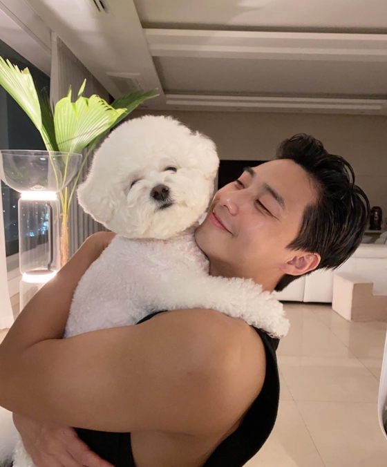 Actor Park Seo-joon reveals happy routinePark Seo-joon posted a picture on his Instagram on the 12th with an article entitled Sunday night vibes.In the photo, there is a picture of Park Seo-joon, who is full of happy smiles with his dog Simba.The netizens who responded to this responded that I should have been that puppy and I am healing.Meanwhile, Park Seo-joon stars in the film Dream.