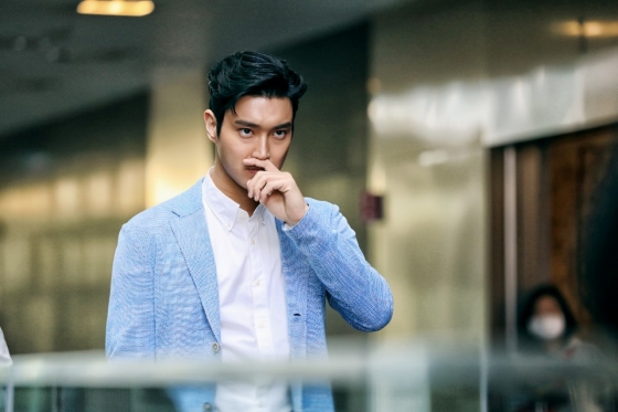 Choi Siwon perfect transforms into genuine manChoi Siwon played the role of Seo Min-joon, the male protagonist who struggles to achieve true love in the Kenneth Tsang Kong Pod (director Oh Ki-hwan, production DGK, Su-film) of the first film in Korea and the drama crossover project SF8 series.Kenneth Tsang Kong Pod starring Choi Siwon is a romantic comedy work asking whether you can continue your love in reality with your virtual opponent in the background of a future world where you can make love with your opponent through a dating app.In particular, Choi Siwon is showing Eye-catching by showing two faces before and after molding in a special makeup to digest the drama setting that they meet each others real faces in the future dating app, and it gives fun and excitement to those who see it as a timid romantic act that crosses virtual and reality.In the meantime, Choi Siwon has been well received for showing excellent acting in comedy and romance in various works such as She Was Beautiful, Love of Transformation, and People! In this work, viewers are moving their minds with authentic Acting.Meanwhile, the Kenneth Tsang Kong Pod, which Choi Siwons Acting is attracting Eye-catching, can be seen at Wave and will be broadcast on MBC later.