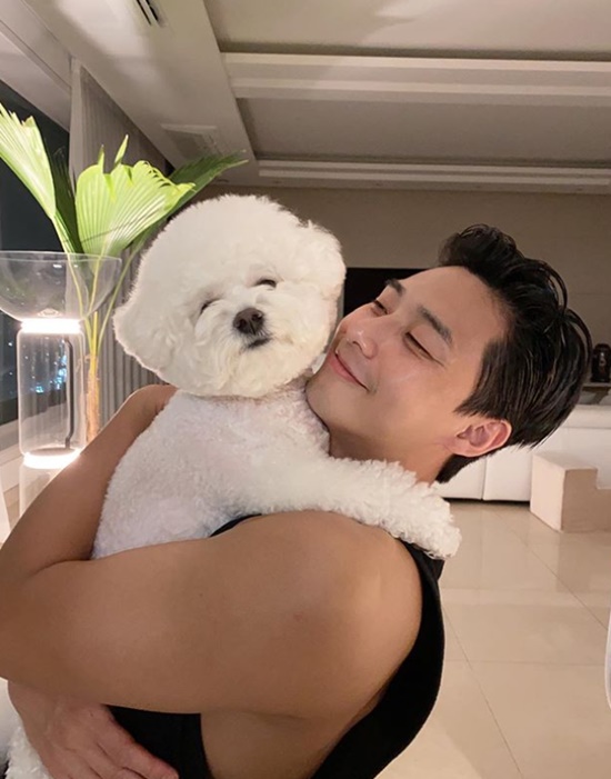 Park Seo-joon shared a happy routine with Pet SimbaPark Seo-joon uploaded a picture on his instagram on the 12th with an article called Sunday night vibes.Park Seo-joon in the open photo is smiling with Pet Simba in his arms.Park Seo-joons sturdy physical, holding Simba in a black sleeveless T-shirt, catches the eye.Meanwhile, Park Seo-joon is filming a new film, Dream (Gase), directed by Lee Byung-hun with IU.Photo: Park Seo-joon Instagram