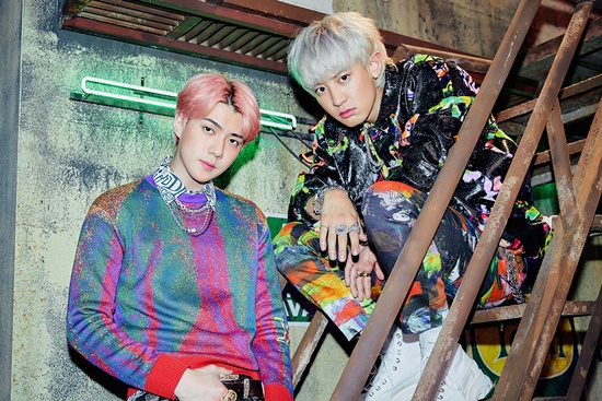 EXO Sehun & Chanyeol, first full-length album 1 billion views today (13th) take off veil Sehun & Chanyeols first full-length album, 1 billion View, will be released at 6 p.m. on the 13th at various music sites including Flo, Melon, Genie, iTunes, Apple Music, Sporty Pie, QQ Music, Cougu Music, Couture Music, and the title song 1 billion View music video will also be released simultaneously on YouTube and Naver TV SMTOWN channels, which is expected to draw a lot of attention.In particular, the title song 1 billion View is a hip-hop song with an impressive funky guitar sound and disco rhythm. The lyrics likened the desire to continue watching the other person to the video repeatedly, and the melody rapping and feature of Sehun & Chanyeol combined with the vocals of MOON (Moon) doubled the charm of the song.In addition, this album includes Chanyeol solo song Nothin (Nat), Sehun solo song On Me (On Me), as well as the song Rodeo Station, which looks back on past memories and current life, and Wings, which contains a genuine story that has been realized in the process of becoming an adult since childhood.In addition, there are a total of 9 tracks including the summer hip-hop song Say It (Say It), which combines Bossanova rhythm and heavy bass, the R&B hip-hop song Disaster Adaptation, which expresses longing for the distance and distance from each other, the light hip-hop song Chuck, which was released as a surprise gift, and the title song 1 billion View Instrumental version. Its enough to meet the unique musical colours of the ethanol.In addition, Sehun & Chanyeol will broadcast live broadcasts to commemorate the release of its first full-length album, 1 billion views, on Naver V LIVE EXO channel from 5 pm today, an hour before the release of the sound source, and plan to communicate with fans around the world with rich stories such as introduction of new albums, song work behind-the-scenes talk.Sehun & Chanyeol will appear on KBS Cool FM Raise the Volume of Strong Hanna, which will be broadcast at 8 pm on the same day./ Photo: SM Entertainment