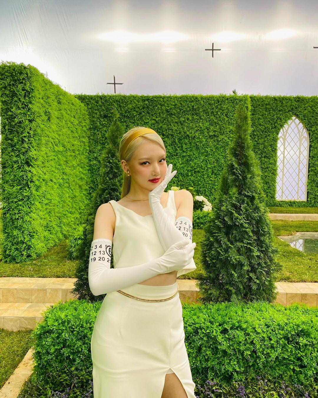 Yerin of Group GFriend reported on the latest.Yerin posted several photos on his Instagram on the 12th.In the open photo, Yerin caught the attention of viewers with a two-piece style white dress and blonde hairstyle, with a small face and red lip that highlights Yerins visuals.GFriend, whose wishes belong, will release the album Song of the Sirens at 6 pm on the 13th.Photo: Yerin Instagram