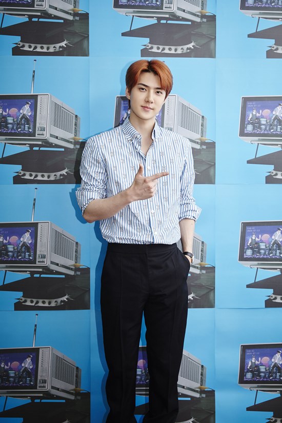 Combag EXO Sehun & Chanyeol Title song 1 billion views, a song that can not be heard a billion times The first full-length album of the group EXO Sehun & Chanyeol (EXO-SC) is finally released.Sehun & Chanyeols first full-length album, 1 billion View, will be released on various music sites at 6 p.m. on the 13th, and the title song 1 billion View music video will also be available on YouTube and Naver TV SMTOWN channels at the same time.In addition, Sehun & Chanyeol will participate in the song writing of all songs following the first mini album released last year, and will also include three songs of his own work, so the music to be released on the new album is more anticipated.hereinafter Sehun & Chanyeols first full-length album related QA.Q1. What are your feelings about releasing a full-length album in about a year after your first mini-album?- Sehun: I tried to make a good album as long as the fans waited for me, so I hope that many people will listen, sympathize and love me because it is a hard work album.Q2. What kind of song is the title song 1 billion views? What if there is an appreciation point?- Chanyeol: 1 billion views is a disco hip-hop song with retro sensibility, and the other person likened the heart to 1 billion views.As the content of Internet streaming has diversified these days, I have melted frequently used words such as ASMR, 4K high-definition cam, and web drama into the lyrics.Fans are familiar words that they usually use, but it would be better if you focus on this.Q3. What if the title song 1 billion views is expressed in ten letters?- Chanyeol: Lets listen to a billion views!- Sehun: Im not sick of hearing a billion times (laughs)Q4. After his last album What a Life, he also wrote all of his songs, and he had three of his own. What was his work? Where did he get his inspiration?- Sehun: I thought a lot about writing, looking back on the times from childhood to the present.It was a good time to look back at me who had been busy in the past, recalling the past experience such as the hard moment and the joyful moment.- Chanyeol: I think a lot of ideas come up when Im thinking about a quiet night, and I think music works well mainly in the middle of the night.Q5. The song Chuck was released in a surprise and collected the topic. What if I told you the behind-the-scenes?- Chanyeol: I wanted to give surprise fun to fans waiting for a comeback.We liked to spoil it, and I thought it would be nice to throw gifts in our pleasant way without being ordinary.I told Chuck on a live broadcast with the so-called Nopaku concept and immediately announced that I would officially announce this, but when I heard the song while I was long-lived, I heard it and it seemed to be a surprise gift.Q6. This album also contains their own Solo songs, what are the characteristics of what? What if they appreciate each others Solo songs?- Sehun: Chanyeols Solo song Nothin is really easy to hear, because it is a complete song made of good beats and addictive lyrics.- Chanyeol: Sehuns Solo song On Me is a song that Sehun expresses himself well.The released track music video also contains Sehuns wonderful performance, so if you listen together, you will have the pleasure of listening.Q7. Dynamic duos Gaeko also produced this album, what do you think were doing together? What if theres an artist who wants to work with?- Sehun: Since Gaeko is the best rapper and producer in Korea, it was a very easy decision to work on music together.He has a lot of musical learning and is a very good brother in human beings.- Chanyeol: My breathing is really good with Gaeko.(Laughing) And many people including 10CM, Penomeco, MOON participated in this album, so I am so grateful and I would like to work with Post Malone if I have a chance next time.Q8. What if there is a goal to achieve with this album?- Sehun: I hope that more people will listen to our songs than the last album rather than the grand goal.Q9. One last word to each other.- Sehun: Lets go all the way together, Dean!- Chanyeol: Sehun, thank you for being so nice together in 2020, so nice to be able to play music together!Photo: SM