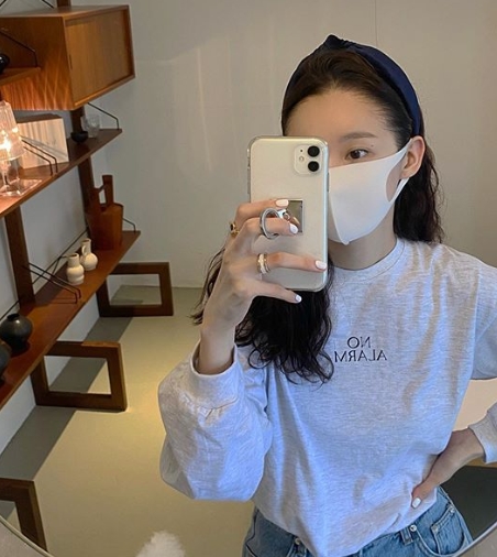 Kang Min-kyung of Davichi boasted of his beauty from Ulchan.Kang Min-kyung said on his 13th day, I made a no-alarm T-shirt because I wanted to live a day without alarm, but the alarm in the mirror does not go off.and posted a picture.In the open photo, Kang Min-kyung is taking a mirror self-portrait wearing a Mask. Kang Min-kyungs visuals, which are prominent even if they are covered with a Mask, are impressive.Meanwhile, Kang Min-kyung recently opened a shopping mall and collected topics.Photo = Kang Min-kyung Instagram  