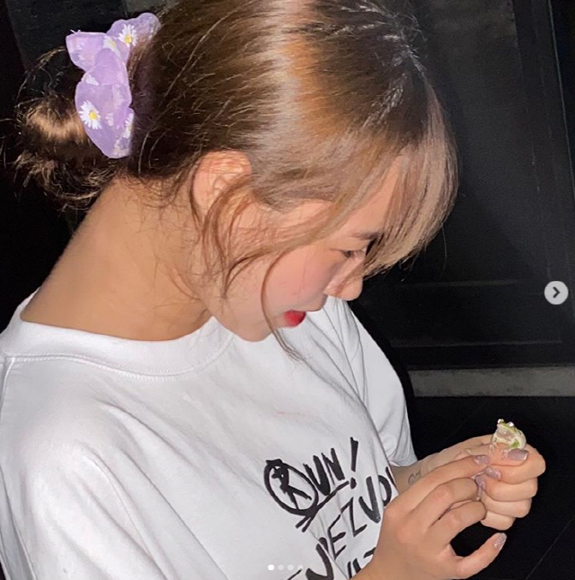 Yu-Jeong posted several photos on Instagram on Friday, along with frogs and snail emojis.The frog met at Terrace, he added.The photo shows Yu-Jeong, who is building a Smile with a frog and snail on his hand.Yu-Jeong showed fans frogs and snails and gave Smile to those who laughed lovingly.On the other hand, Weki Meki, who belongs to Choi Yoo-jung, recently acted as OPPSY.