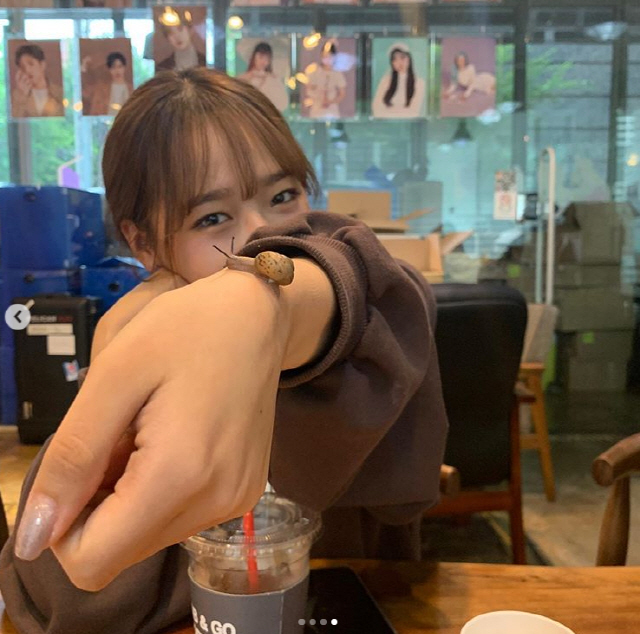 Yu-Jeong posted several photos on Instagram on Friday, along with frogs and snail emojis.The frog met at Terrace, he added.The photo shows Yu-Jeong, who is building a Smile with a frog and snail on his hand.Yu-Jeong showed fans frogs and snails and gave Smile to those who laughed lovingly.On the other hand, Weki Meki, who belongs to Choi Yoo-jung, recently acted as OPPSY.