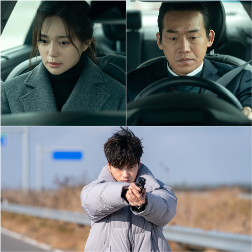 The Good Detective Lee Elijah is kidnapped to Killer.JTBCs new monthly drama The Good Detective (directed by Cho Nam-guk, playwright Choi Jin-won, production Blossom Story, JTBC Studio) unveiled Lee Elijahs Inevitably scene.In the previous broadcast preview video, Oh Ji-hyuk (Jang Seung-jo) traces Cho Sung-dae (Joe Jae-ryong), while Lee Elijah (played by Lee Elijah) says, Im with the person in the picture.Please help me. And the scene where the formation team threatened the bathroom with a terrible threat was also caught between the bathroom partitions where Jin Seo-kyung was hiding.The appearance of Cho Seong-dae was even more dizzying, unexpectedly. When Kŏn-ho Pak was a prison guard, he was instructed by a man he called his brother to kill Lee Dae-chul.However, this was an attempt, and Lee Dae-chul wrapped Kŏn-ho Pak (Lee Hyun-wook) who tried to kill him.Since then, Kŏn-ho Pak has been working hard to clear Lees innocence.As soon as he was released from the prosecution without permission, he tried to find the true criminal of the case five years ago and took a picture of the gnome until he was threatened with his life.In the end, Kŏn-ho Pak was killed before Kang Do-chang (Son Hyun-joo), Oh Ji-hyuk and Jin Seo-kyung arrived at the scene, but he hid his cell phone that took a picture of the Gnome.And Kang Do-chang and Oh Ji-hyeok were able to identify the tattoo on the neck of the nom in the blurred picture.But the character was Cho Sung-dae, a former chief of the Incheon District Prosecutors Office, Kim Ki-tai (Son Byung-ho). Cho Sung-dae, who visited Jinseo-kyung under the direction of Kim Ki-tai in the last two times.The car carrying him headed to the prison where Kim Ki-tai was serving, where Kim Ki-tai claimed Lees innocence.At the end of the last broadcast, Jin Seo-kyung was in the car driven by Cho Seong-dae again because Kim Ki-tai wanted to see it again.The still cut, which was released before the broadcast, also contains the situation of Inevitably, which was captured by Oh Ji-hyuk, who was standing in the middle of the road and the road running along the road with Jin Seo-kyung.As Oh Ji-hyeok is wondering whether he can save Jin Seo-kyung safely, attention is focused on the identity of Cho Sung-dae, who simply thought he was a member of Kim Ki-tai.If he is presumed to have killed Kŏn-ho Pak and Kŏn-ho Paks prediction that Jinbum would come to him five years ago is correct, it is possible that he may be the perpetrator who framed Lee Dae-chul.