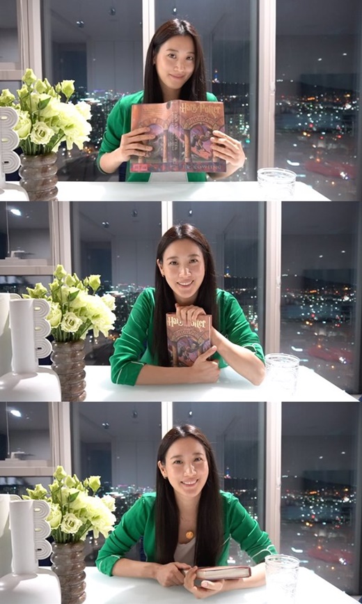 Actor Claudia Kim did good deeds.Recently, Claudia Kims Harry Potter and The Wizs Stone reading video has been released on the official site of the Harry Potter series.Harry Potter at Home, which Claudia Kim participated in, is a project in which actors read novels directly for those staying at home due to the spread of a new coronavirus infection (Corona 19).Claudia Kim in the public video is chapter 15 of the Harry Potter and The Wizs Stone application.The Forbidden Forest was read with Dakota Skye Fanning, and focused attention with a sweet voice.Claudia Kim, who read the application for Harry Potter and The Wizs Stone at home in the background of the glittering night view of Seoul, added the fun of seeing the expressions in the novel lively.Meanwhile, Harry Potter at Home is receiving great response from Harry Potter fans around the world, including Daniel Radcliffe, Eddie Redmayne, Norma Demeswenny and David Beckham in addition to Claudia Kim.