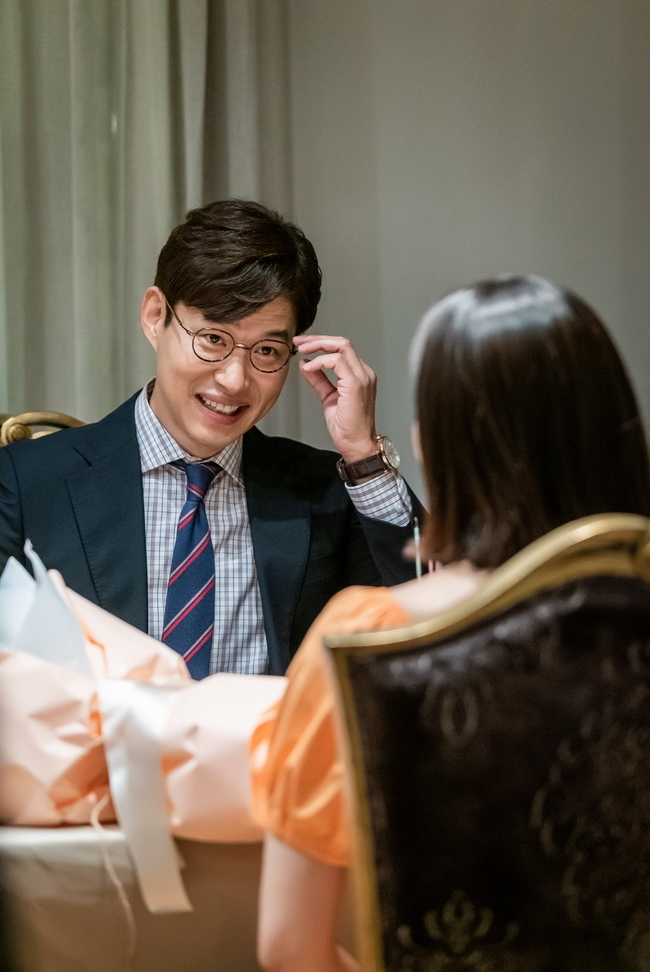 The elegant friends Actors emanated their presence with a different class of Acting internals.JTBC gilt drama Elegant Friends (directed by Song Hyun-wook and Park So-yeon, playwright Park Hyo-yeon and Kim Kyung-sun, production studio & new and J C & C & C) drew a hot response, bringing the stories of 20-year-old friends and their couples, who had cracked in peaceful everyday life with the sudden death of Friend.During the years funny routine, which is at the half-time of life, has been filled with cracks and changes that have been squeezed into it, and has announced the birth of a different level of reality-friendly mystery.Above all, the activities of Acting veterans such as Bae Soo-bin, Kim Sung-oh, Seok-yong Jeong, and Won-hae Kim, who were divided into five Phoenix people including Yoo Jun-sang, Song Yoon-ah,The surrounding During the year was melted into their own colors and expanded their empathy, and the perfect Tikitaka gave a funny but pleasant smile.Here, I captured the psychology of those who have secrets of my mother and amplified my curiosity about the story that will come forward.In just two episodes, the behind-the-scenes footage of the During the Year Friends, which has been a big success, is released and focuses attention.The bright smile of Yoo Jun-sang and Song Yoon-ah, who announced the perfect return to the Wannabe couple, Ahn Jung-cheol and Nam Jeong-hae, catches the eye.Yoo Jun-sang, who created a synchro rate of stick with Ahn Gong-cheol with his unique energy and affectionate charm, led the favorable reviews; Song Yoon-ah was also a famous match.It seemed perfect, but it succeeded in solving the Namjeonghae with an uneasy inner side that I did not know.Above all, he led the drama with a strange tension, from the nerve battle with Baek Hae-sook (Hae-gam), who appeared in 20 years, to the relationship with the questionable young man Jugangsan (Lee Tae-hwan).The story of the couple stimulates curiosity about how to overcome the biggest crisis in life.Even if it is a reality friend, I can not miss the chemistry of the during the year five people.Twenty years of Gangsan will also change twice, but the five Phoenixes of Hwangjang, which still causes accidents if they are united, attracted attention by representing the reality of the woven but pleasant During the year.The perfect synergy of those who do not even pass a word of the slightest glance and ambassador maximized the reality and empathy of the drama.Ahn Gung-cheol, the leader of justice and righteousness, Jeong Jae-hoon, the unintelligible and cynical divorcee, Cho Hyung-woo, the director of the dreamy and ironic adult film, Park Chun-bok, the eldest brother of them and the salesman of the two-jobs, and the tragic death of a tragic death. To the ceremony (Won-hae Kim Boone).I can feel the teamwork of those staring at the camera. It is noteworthy what kind of blue will come to the friends who left the death of 10 million-sik who was shocked from the first broadcast.The production team of Elegant Friends said, The hot performances of Actors, who vividly depicted various During the year characters with their unspeakable stories and secrets, are doubling empathy.The realistic routine of During the year stimulated empathy, and the Synergy of Actors, which balances the mystery of ordinary life, is also great.The more we go through the meeting, the more we can confirm the value of it, he said.