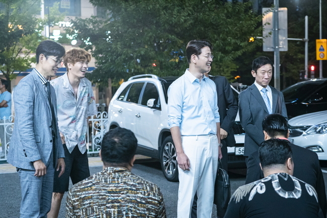 The elegant friends Actors emanated their presence with a different class of Acting internals.JTBC gilt drama Elegant Friends (directed by Song Hyun-wook and Park So-yeon, playwright Park Hyo-yeon and Kim Kyung-sun, production studio & new and J C & C & C) drew a hot response, bringing the stories of 20-year-old friends and their couples, who had cracked in peaceful everyday life with the sudden death of Friend.During the years funny routine, which is at the half-time of life, has been filled with cracks and changes that have been squeezed into it, and has announced the birth of a different level of reality-friendly mystery.Above all, the activities of Acting veterans such as Bae Soo-bin, Kim Sung-oh, Seok-yong Jeong, and Won-hae Kim, who were divided into five Phoenix people including Yoo Jun-sang, Song Yoon-ah,The surrounding During the year was melted into their own colors and expanded their empathy, and the perfect Tikitaka gave a funny but pleasant smile.Here, I captured the psychology of those who have secrets of my mother and amplified my curiosity about the story that will come forward.In just two episodes, the behind-the-scenes footage of the During the Year Friends, which has been a big success, is released and focuses attention.The bright smile of Yoo Jun-sang and Song Yoon-ah, who announced the perfect return to the Wannabe couple, Ahn Jung-cheol and Nam Jeong-hae, catches the eye.Yoo Jun-sang, who created a synchro rate of stick with Ahn Gong-cheol with his unique energy and affectionate charm, led the favorable reviews; Song Yoon-ah was also a famous match.It seemed perfect, but it succeeded in solving the Namjeonghae with an uneasy inner side that I did not know.Above all, he led the drama with a strange tension, from the nerve battle with Baek Hae-sook (Hae-gam), who appeared in 20 years, to the relationship with the questionable young man Jugangsan (Lee Tae-hwan).The story of the couple stimulates curiosity about how to overcome the biggest crisis in life.Even if it is a reality friend, I can not miss the chemistry of the during the year five people.Twenty years of Gangsan will also change twice, but the five Phoenixes of Hwangjang, which still causes accidents if they are united, attracted attention by representing the reality of the woven but pleasant During the year.The perfect synergy of those who do not even pass a word of the slightest glance and ambassador maximized the reality and empathy of the drama.Ahn Gung-cheol, the leader of justice and righteousness, Jeong Jae-hoon, the unintelligible and cynical divorcee, Cho Hyung-woo, the director of the dreamy and ironic adult film, Park Chun-bok, the eldest brother of them and the salesman of the two-jobs, and the tragic death of a tragic death. To the ceremony (Won-hae Kim Boone).I can feel the teamwork of those staring at the camera. It is noteworthy what kind of blue will come to the friends who left the death of 10 million-sik who was shocked from the first broadcast.The production team of Elegant Friends said, The hot performances of Actors, who vividly depicted various During the year characters with their unspeakable stories and secrets, are doubling empathy.The realistic routine of During the year stimulated empathy, and the Synergy of Actors, which balances the mystery of ordinary life, is also great.The more we go through the meeting, the more we can confirm the value of it, he said.