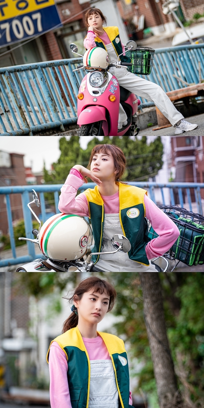 Nana plays Two Jobs.KBS 2TV Tree Drama The Outgoing Table without Getting a Job (playplayed by Moon Hyun-kyung/director Hwang Seung-ki and Choi Yeon-soo) made a surprise public appearance of Gusera (Nana Boone), who started running Two Jobs as soon as he was elected to the Members of the World on July 14.Savior in the picture is posing on her usual favorite Scooter, but the eye-catching thing is her attire and bag.The Salvation is wearing a uniform with the phrase single Aojiru. The back seat of the Scooter is a green Aojiru bag.emigration site