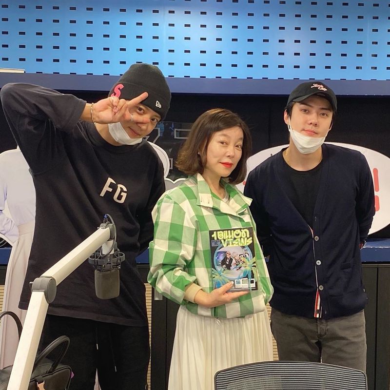 The photo of SBS Power FM Hwa-Jeong Chois Power Time of unit group EXO Sehun & Chanyeol (EXO-SC) was released.Hwa-Jeong Chois Power Time official Instagram posted on July 14, What is so fun when I go out of advertising?I promise to come out next time. Inside the picture was a picture of Chanyeol and Sehun standing side by side with DJ Hwa-Jeong Choi between them; Chanyeol is taking a cute V-pose.The handsome visuals and amicable atmosphere of Chanyeol and Sehun catch the eye.The fans who responded to the photos responded such as handsome, simkung, Today is fun to shoot.delay stock