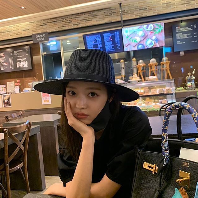 Girl group OH MY GIRL YooA released Hello, My Dolly Girlfriend.OH MY GIRL YooA posted several photos on his Instagram on the 14th with an article entitled Friends of Shasha.The photo shows YooA visiting a store and having a relaxing routine.The YooA, armed with black Hat, black mask, black top, and all black, seemed to be dating and caused the shout of Miracle.Photos like Hello, My Dolly Girlfriend are followed by a series of photos, including photos of eating bean curd, giving Miracle a pleasant excitement.On the other hand, OH MY GIRL released a new album Nonstop in April and acted as Stop.