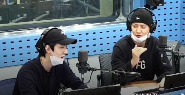EXO Chanyeol and Sehun showed off their large emission, friendship and a public conversion during the Idol Producer.On the 14th, SBS Power FM Hwa-Jeong Chois Power Time appeared with EXOs unit show and Sehun who returned with the second album.Sehun said, This title was a Gaeko-type idea that Gaeko gave me a producer.I have such a title in the sense that I want to replay it repeatedly as much as 1 billion views. He also showed off his public conversion by revealing his brother-in-laws cheeky steamy chemistry. Sehun is good at hitting the iron wall.I know I read the tok, but I do not reply. I am getting it well these days. On the same day, a topic about playing came out. Hwa-Jeong Choi asked, Do you think you pretend to be interested in reason?Sehun said, I pretend not to be interested, and Chanyeol said, I pretend to be interested.When I meet someone new I like, I talk to them. Sehun said, I think Im getting closer to my brothers.When its rational, its hard to get close because its embarrassing.Also, during the Idol Producer, the episode was also large emission.Chanyeol mentioned his first meeting with Sehun, a middle school student, and said, At first I saw it, it was a complete baby, but it changed rebelliously whether I had been a producer of Idol for three years and had a period of irritation.I used to play mischievously in the practice room, but when I grabbed my leg and played, I kicked me, shouting, Dont do it. I was shocked.I was scared from then on when I was rebelling, Sehun said of Chanyeols first impression. When I first saw it, it was a bit of a pang.In fact, there was a rebellious feeling among Idol Producer, so the first impression was not so good. When I felt about the age of my life, Chanyeol said, When I go to music broadcasting, my young friends about 17 years old say that they made their debut.The talk about the dog also drew interest. Sehun released an episode of the show when the dog Bibi appeared on the Onmi movie.I was worried about her, but she was so worried about her shooting that she was still staring at the camera and still there.Hwa-Jeong Choi admired that the dog was also born.Chanyeol said of his dog Toven, I am at my parents house now. I was close when I was a child, but I have been away from me since I played with Snack.When my mother calls me, I go at once, but I did not come even if I called a thousand times. Chanyeol also told me about the reasons for collaborating with various musicians.Chanyeol said, I like to work on music and I like to leave something I have worked on, so I seem to be trying to break up time even in the midst of busy work.Its good to get to know people who talk and play music while collaborating, so I think Im obsessed with working.
