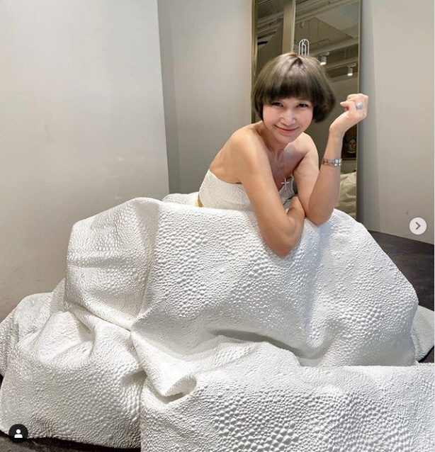 Actor Byun Jung-soo received a Gift for Wedding Dress for the 25th anniversary of marriage.On the 15th, Byun Jung-soo said to his instagram that I forgot my 25th anniversary. The dress that Antonio Riva sent me last year in Milan. Thank you. posted a picture with the article.The photo released shows Byun Jung-soo in Wedding Dress.Byun Jung-soo, who perfectly digests the tube-top-style Wedding Dress, still catches the eye with the top model down force.Meanwhile, Byun Jung-soo made his debut as the first married woman model in Korea; he has a daughter, One, and One, with Yoo Yong-woon after her 1995 marriage.He recently appeared in the Channel A drama Touch.