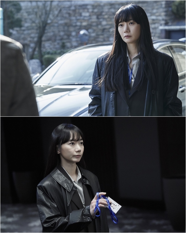 Secret Forest 2 first unveiled the first still cut of Bae Doona, which returned to the action group Detective Han Aftershock.It seems to have changed a little somewhere, but the soft charisma that feels only by image compensates for the last time she waited.Last season, Bae Doona was a Detective with a strong will not compromise on injustice: he ran to the scene first, caring and empathizing with the pain of the victims.Above all, the only person who showed trust was the lonely Inspection Hwang Si-mok who did not feel emotion.The just and warm Detective Han aftershock, which completed the body of Bae Doona with no buying and unique vitality, revealed the reality of corruption and political cohesion of designer Lee Chang-joon (Yoo Jae-myeong) to the world at the last episode and enjoyed the glory of one class specialization.What kind of life does an aftershock live in the TVN new Saturday drama Secret Forest 2 (playplayplay by Soo Yeon Lee, directed by Park Hyun-suk, planning study dragon, production ace factory) to draw a story two years later?The first still cut, released on July 15, captured an aftershock with a soft charisma and relaxation. The hair that grew as long as time passed, enthusiastically attracted drama fans.I am looking forward to an aftershock that will move on in the upcoming first broadcast.The production team said, Han is working at the main office, not Yongsan, and hinted that there was another change.One aftershock who entered the police station and entered the Detectives in Trouble through the traffic system because it was a dream to become Detectives in Trouble was a person who was proud of what he did.Why is she working at the main office?Expectations add to her other story about what kind of performance Han Yeo-jin, a human character who can see the world right away, will perform in Secret Forest 2, which is held over the controversy over the investigation of the prosecution and police.Following season 1, Secret Forest 2, written by Soo Yeon Lee, is an internal secret tracking drama that truly approaches the events of the solitary Inspection Hwang Si-mok and the action group Detective Han After-Jin (Bae Doona), which met again at the front line of the investigation of the prosecution and police.Park Hyun-suk, who has built a unique visual beauty with an emotional approach to the characters through the drama Hamburo Affectionately and Once Po Girls, will direct the director.It will be broadcast first on tvN in August following Its Psycho but Its OK. (Photo Provision = tvN)pear hyo-ju