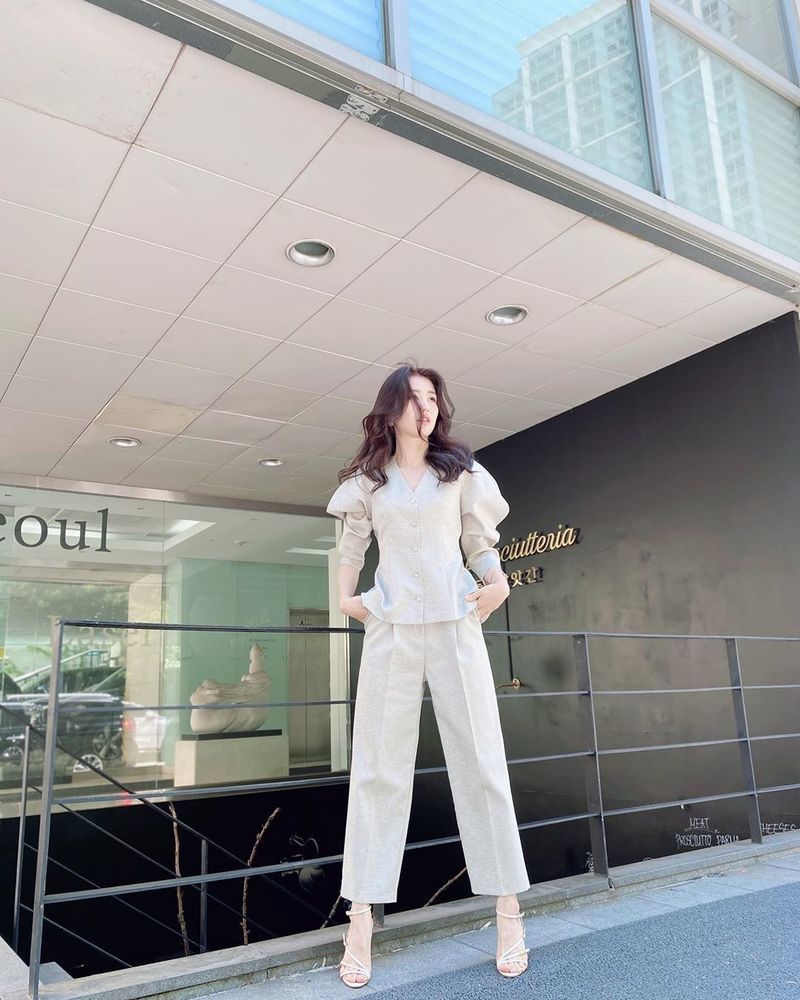 Actor Park Ha-sun has revealed his pictorial routine.Park Ha-sun posted on his instagram on July 15th, Gogo! Movie Confessions * Mask essentials, Miri.Park Ha-sun in the photo stands in various poses in front of the building wearing a white suit.Park Ha-sun, leaning slightly on the railing, boasted a pictorial look and made the street a runway.In addition, a small face and a big height combined to create an amazing proportion of admiration.The Swindlers responded that I am like a picture even if I stand and Ryu Soo-young has a reason for falling love.seo ji-hyun