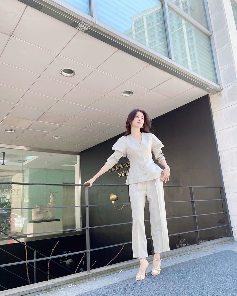 Actor Park Ha-sun has revealed his pictorial routine.Park Ha-sun posted on his instagram on July 15th, Gogo! Movie Confessions * Mask essentials, Miri.Park Ha-sun in the photo stands in various poses in front of the building wearing a white suit.Park Ha-sun, leaning slightly on the railing, boasted a pictorial look and made the street a runway.In addition, a small face and a big height combined to create an amazing proportion of admiration.The Swindlers responded that I am like a picture even if I stand and Ryu Soo-young has a reason for falling love.seo ji-hyun