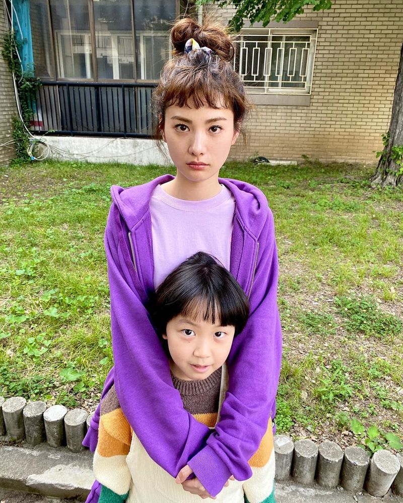 Actor Nana shares recent statusNana posted a picture on July 15th on her personal Instagram with an article entitled Jaryong and Sarah and Nana.In the photo, Nana poses affectionately with the best child actor (played by Kim Ja-ryong) who is appearing together on KBS 2TV tree drama The Outgoing Table.The lovely chemistry of two people who resembled a smile doubled the joy.park jung-min